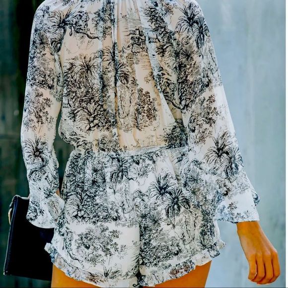 NWOT✨VICI EXCLUSIVE✨SHEER VINTAGE SPLIT BELL SLEEVE SHORTS ROMPER SZ. M - Picture 3 of 10